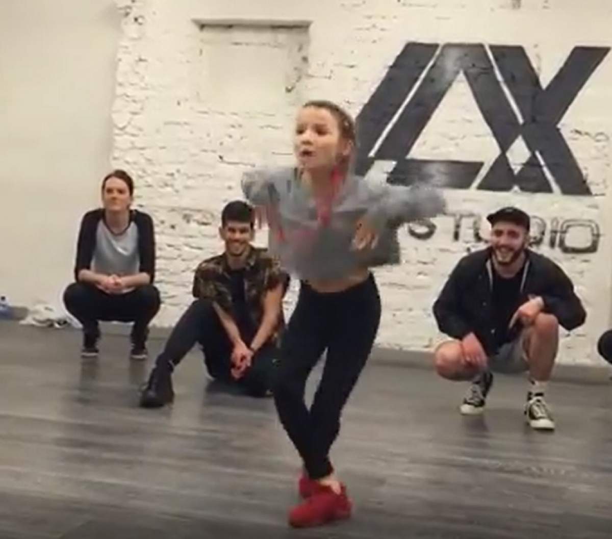 VIDEO / Fetița care a dat peste cap internetul! Felul în care dansează a transformat-o în viralul lunii