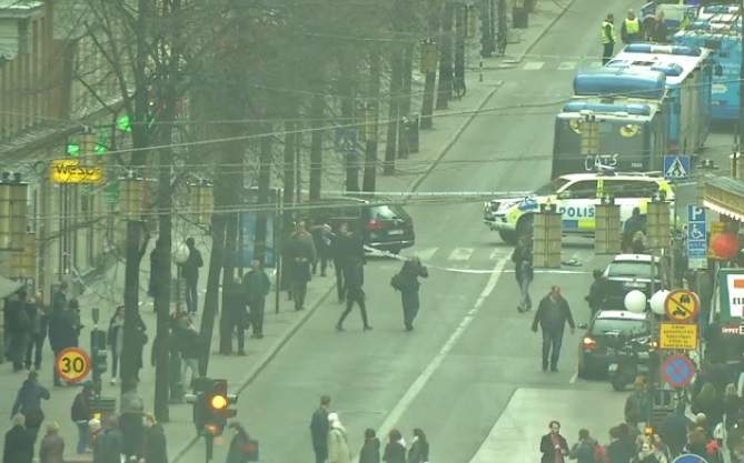 VIDEO / UPDATE ATAC Stockholm: cel puţin 4 morţi, după ce un camion a intrat într-o mulțime! Detalii terifiante au ieşit la iveală