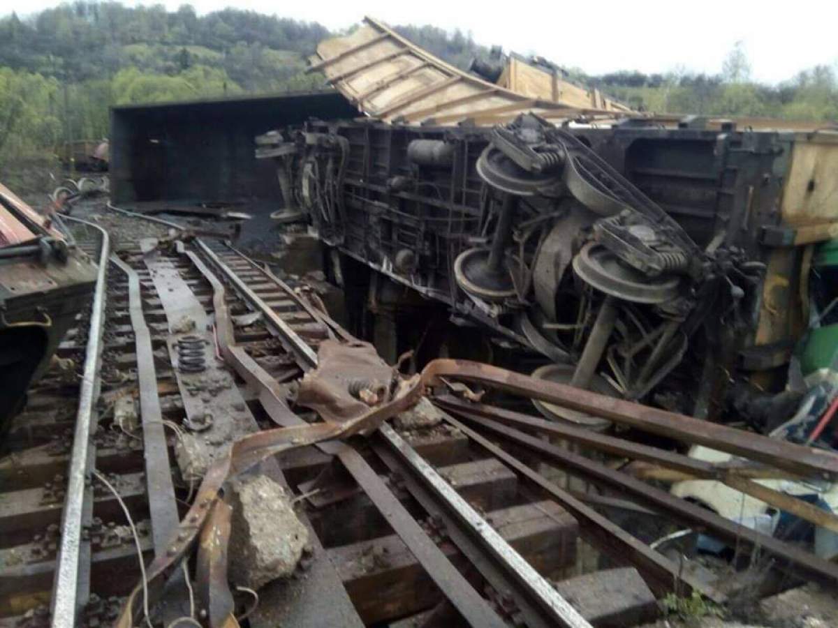 ULTIMA ORĂ! Un tren a deraiat în Hunedoara. Doi bărbați au murit