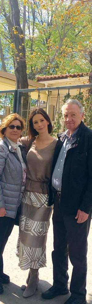 FOTO / Scenă emoţionantă de familie! Andreea Berecleanu, alături de tatăl şi mama sa