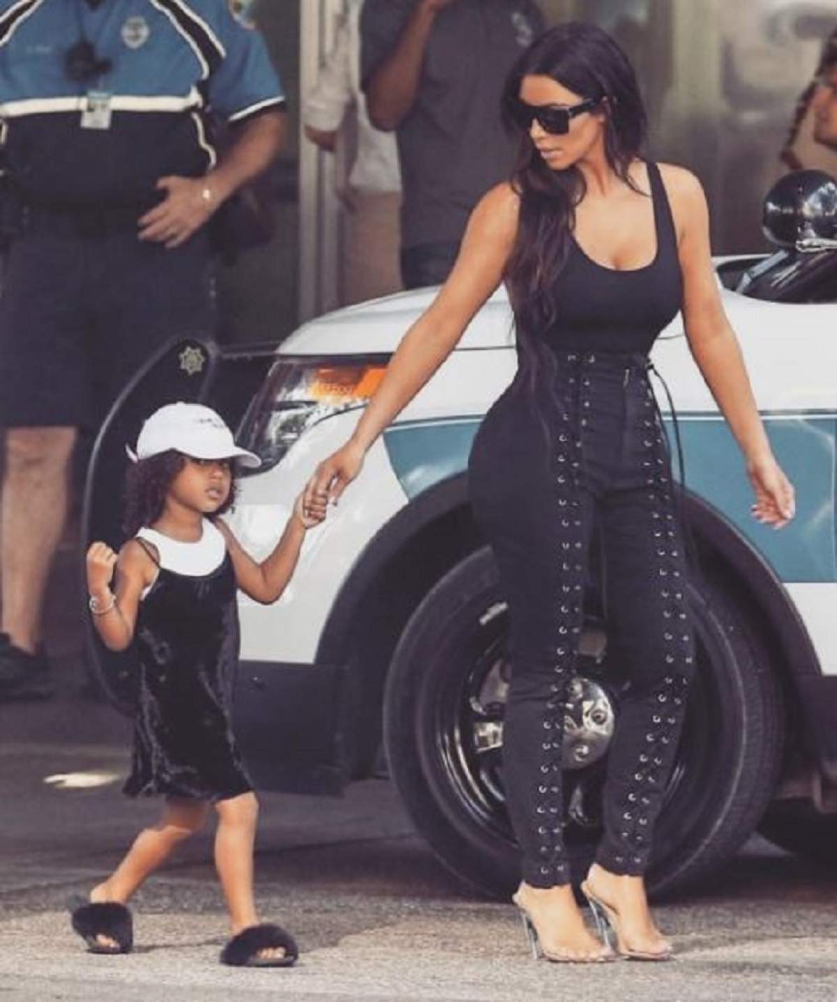 FOTO / Fețita celebrei Kim Kardashian o ia pe urmele mamei! În ce ipostaze inedite a surprins-o în baie