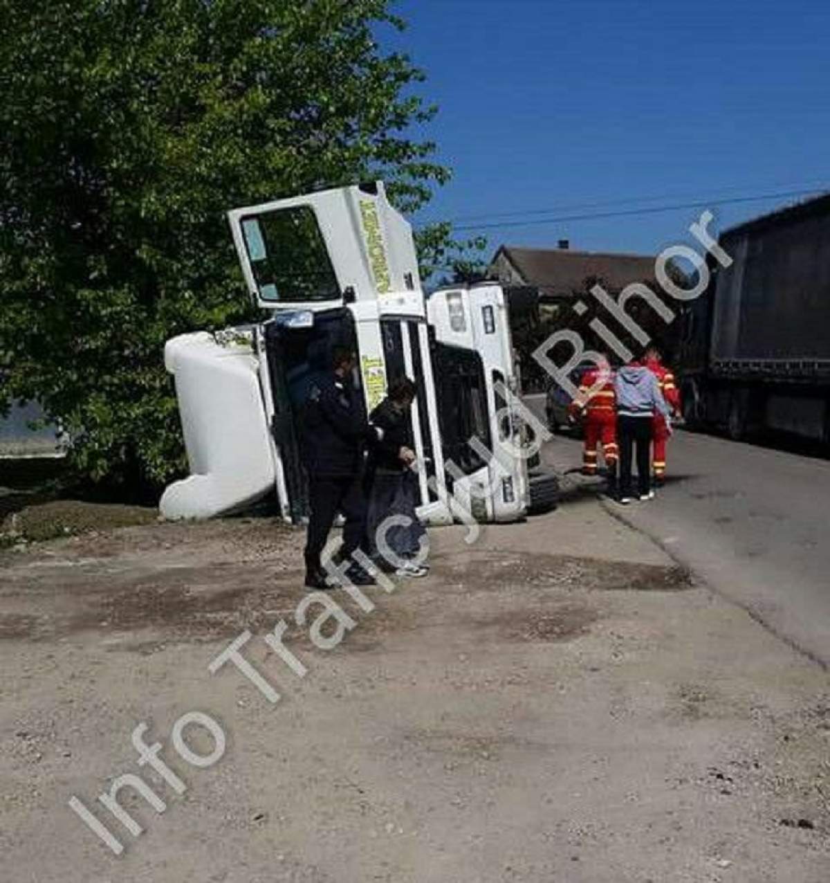 VIDEO / UPDATE: Accident şocant în Bihor! O fetiţă şi bunica ei au murit după ce un camion plin de pietriş s-a răsturnat peste pietoni