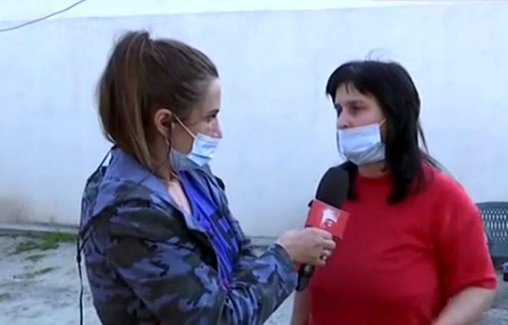 VIDEO / Gemenii din casa-tomberon au primit vizita autorităţilor! Asistentul social, concluzie scandaloasă: "Copiii o duc foarte bine cu mama"