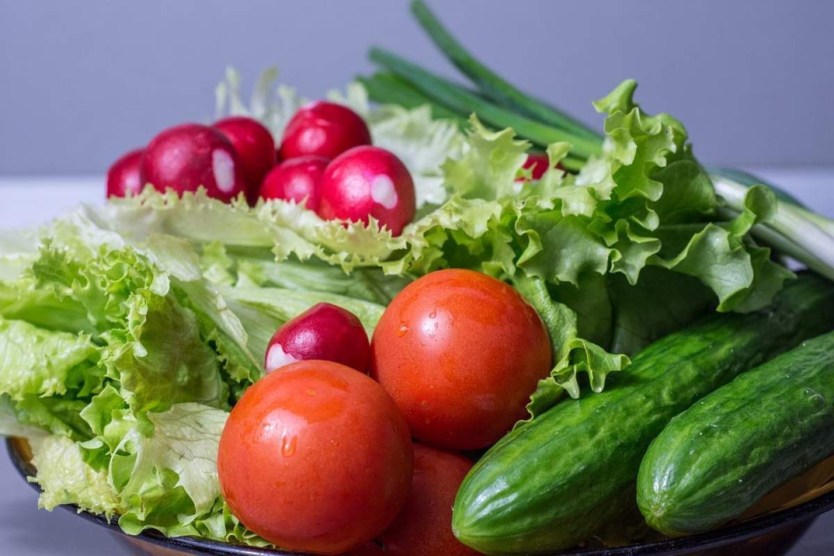 De ce nu este bine să amesteci castraveții și roșiile în salată! Ce se întâmplă cu organismul tău dacă le amesteci