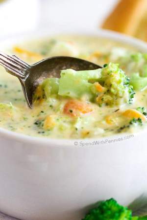 O reţetă inedită! Supă cremă de broccoli cu brânză cheddar