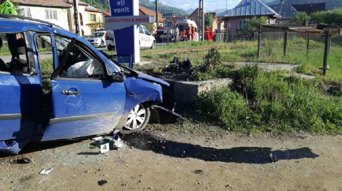 ACCIDENT TERIFIANT! Doi manelişti au murit pe loc după ce maşina în care se aflau s-a izbit de un semn rutier