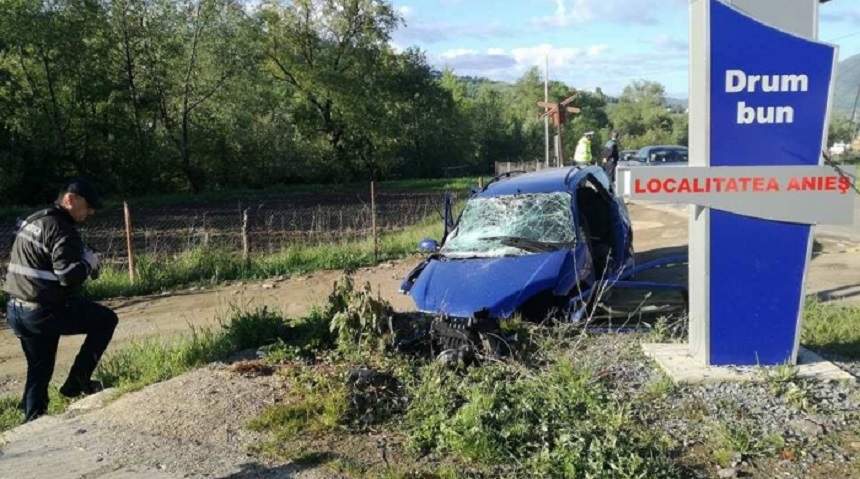 ACCIDENT TERIFIANT! Doi manelişti au murit pe loc după ce maşina în care se aflau s-a izbit de un semn rutier