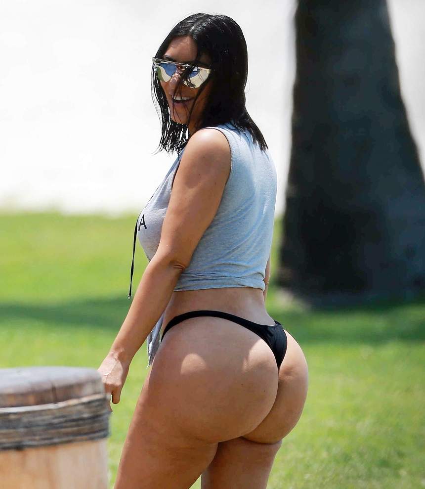 FOTO / Cum şi-a ascuns Kim Kardashian posteriorul deformat la un eveniment monden! Sânii ei expuşi au compensat