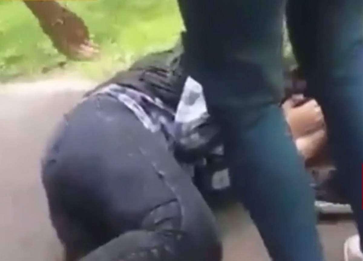 VIDEO ŞOCANT / O adolescentă din Oradea a fost snopită de un grup de liceene! Imagini care pot afecta emoţional