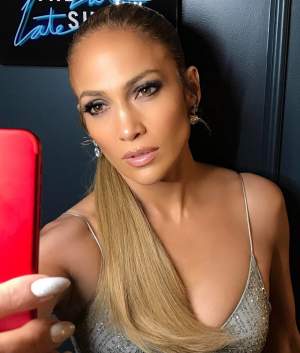 FOTO / Jennifer Lopez sfidează legile naturii! Toţi ochii au fost pe cântăreaţa de aproape 50 de ani atunci când a apărut la un eveniment