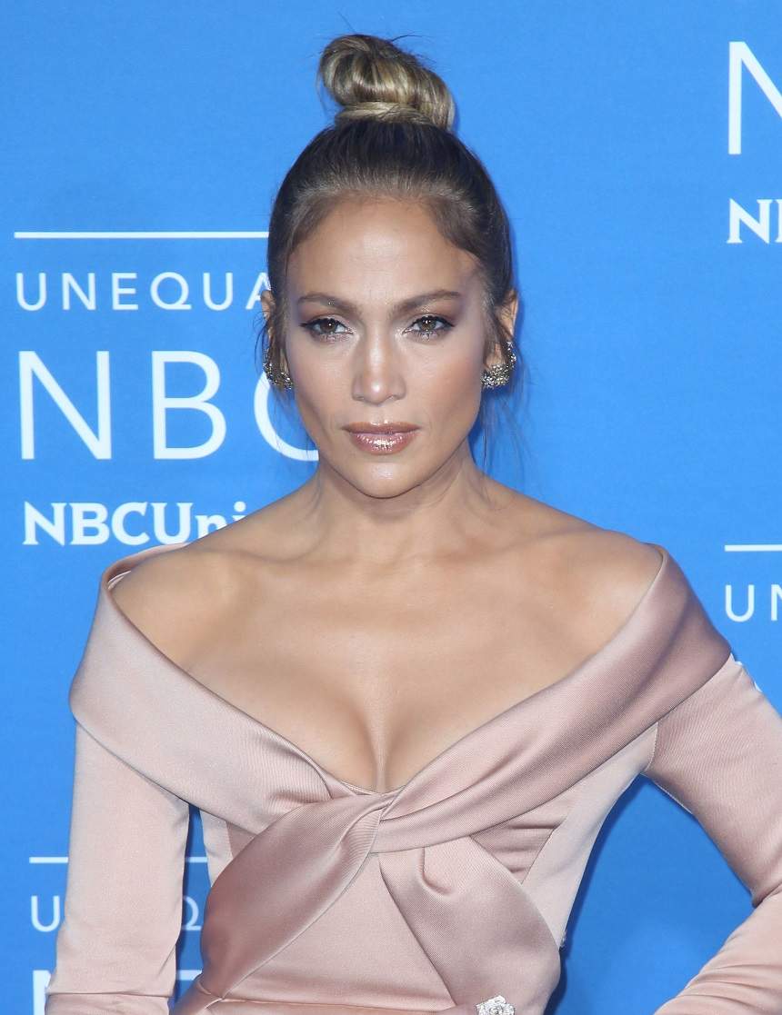 FOTO / Jennifer Lopez sfidează legile naturii! Toţi ochii au fost pe cântăreaţa de aproape 50 de ani atunci când a apărut la un eveniment