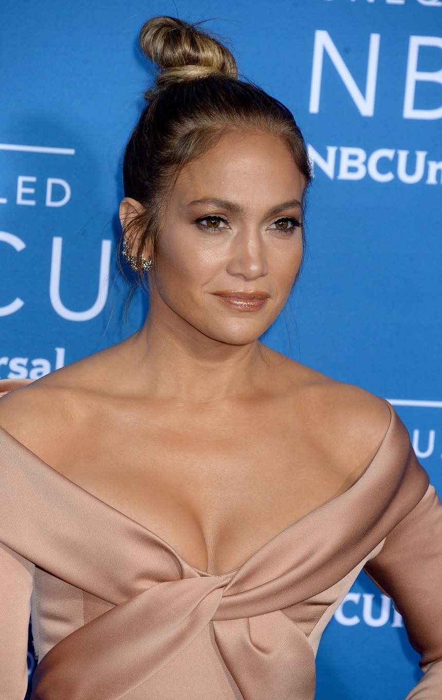 FOTO / Jennifer Lopez sfidează legile naturii! Toţi ochii au fost pe cântăreaţa de aproape 50 de ani atunci când a apărut la un eveniment