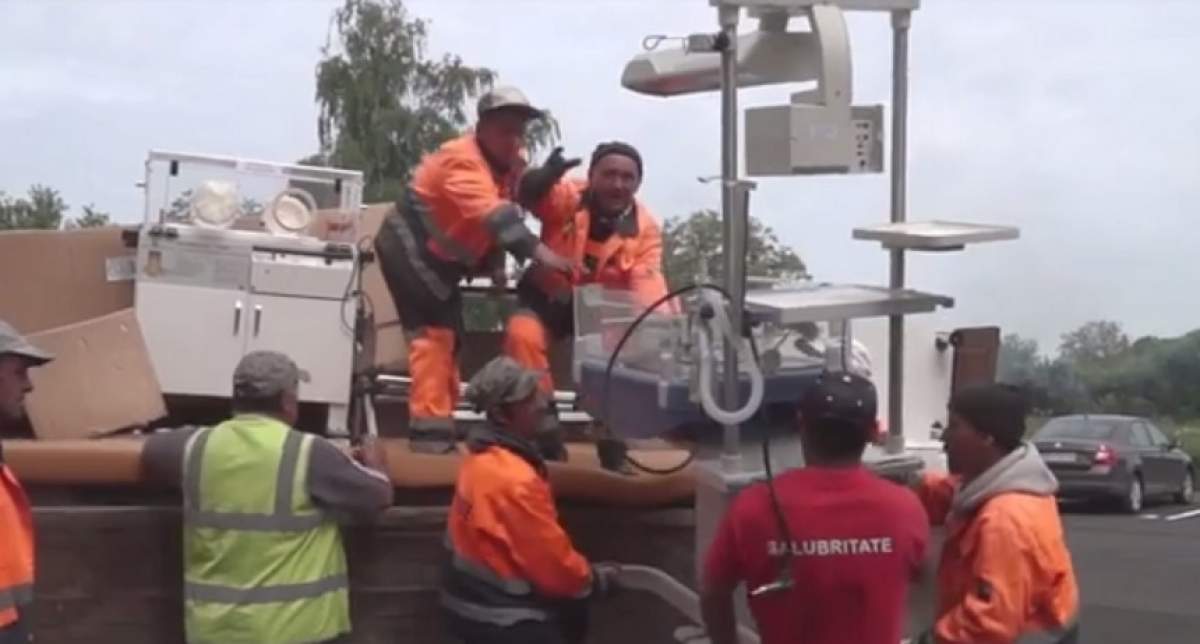 De necrezut! Incubatoare pentru bebeluşi, transportate cu tractorul pentru gunoi!