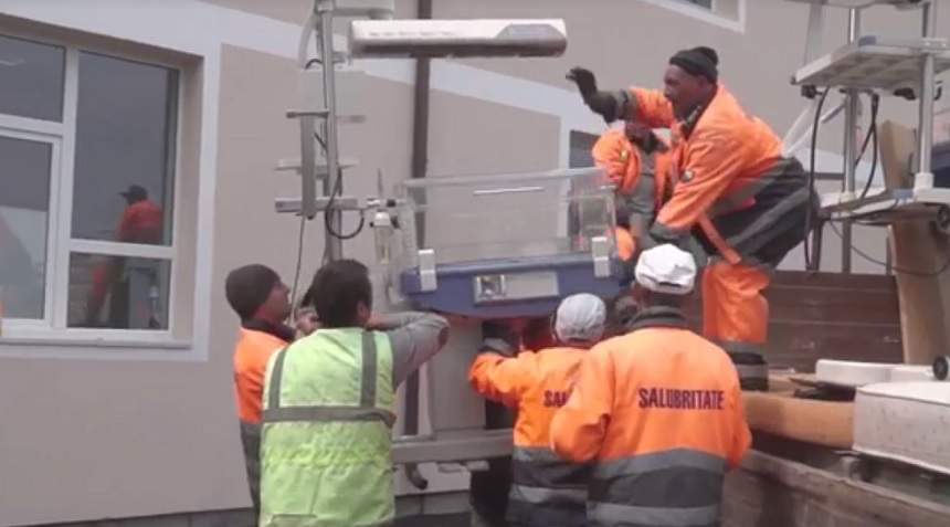 De necrezut! Incubatoare pentru bebeluşi, transportate cu tractorul pentru gunoi!