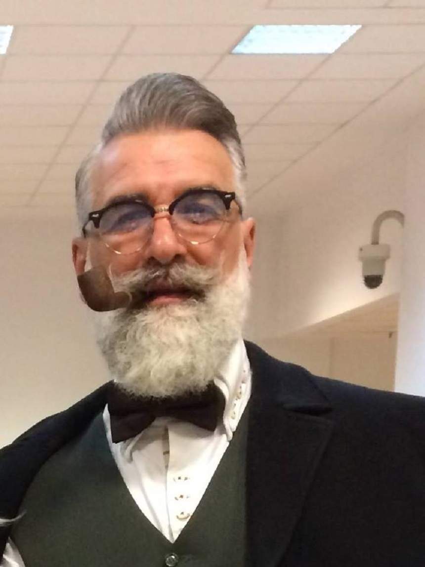 FOTO / El este Gianluca Vacchi de România, dar fără multe zerouri în cont! Ce ascunde sub costumul elegant