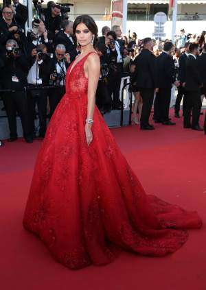 FOTO / Sâni - ioc , decolteu - şoc! Un model a făcut SENZAŢIE într-o rochie transparentă, dar FĂRĂ SUTIEN la Cannes
