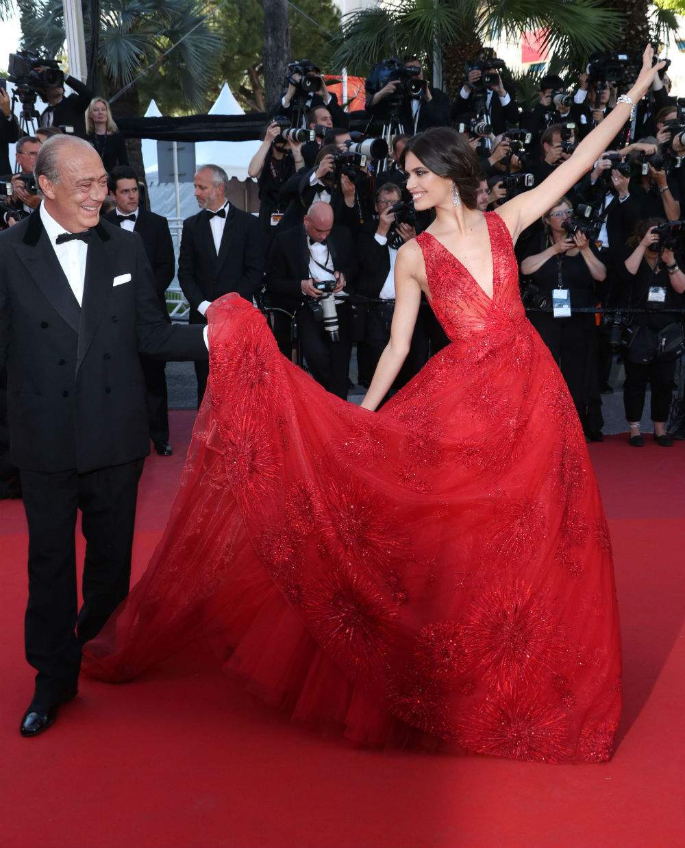 FOTO / Sâni - ioc , decolteu - şoc! Un model a făcut SENZAŢIE într-o rochie transparentă, dar FĂRĂ SUTIEN la Cannes