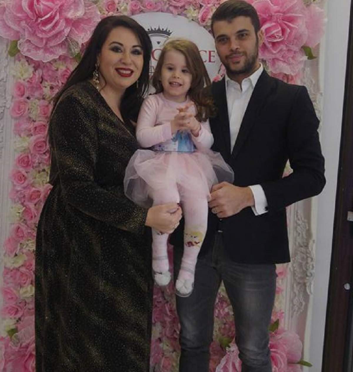 FOTO / Oana Roman, vacanţă exotică alături de familia sa! Şi-au luat la revedere de la România