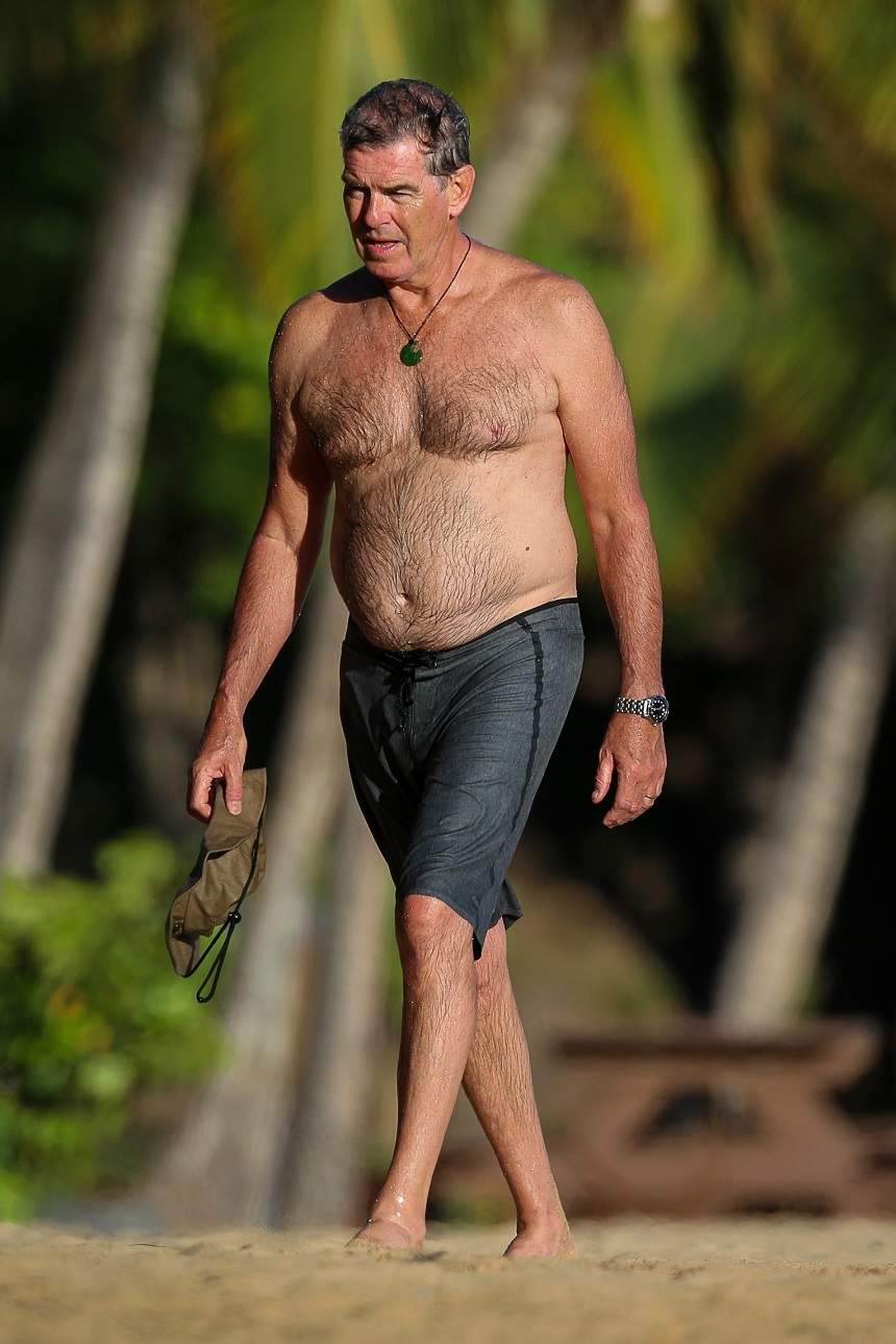 FOTO / Un cunoscut actor a luat proporţii, nu glumă! Pierce Brosnan, celebrul "007", şi-a expus burta la plajă