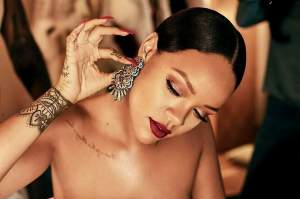 FOTO / I-a împrumutat rochia Cruellei de Vil pentru Festivalul de Film de la Cannes! Artista Rihanna, apariţie uimitoare pe covorul roşu