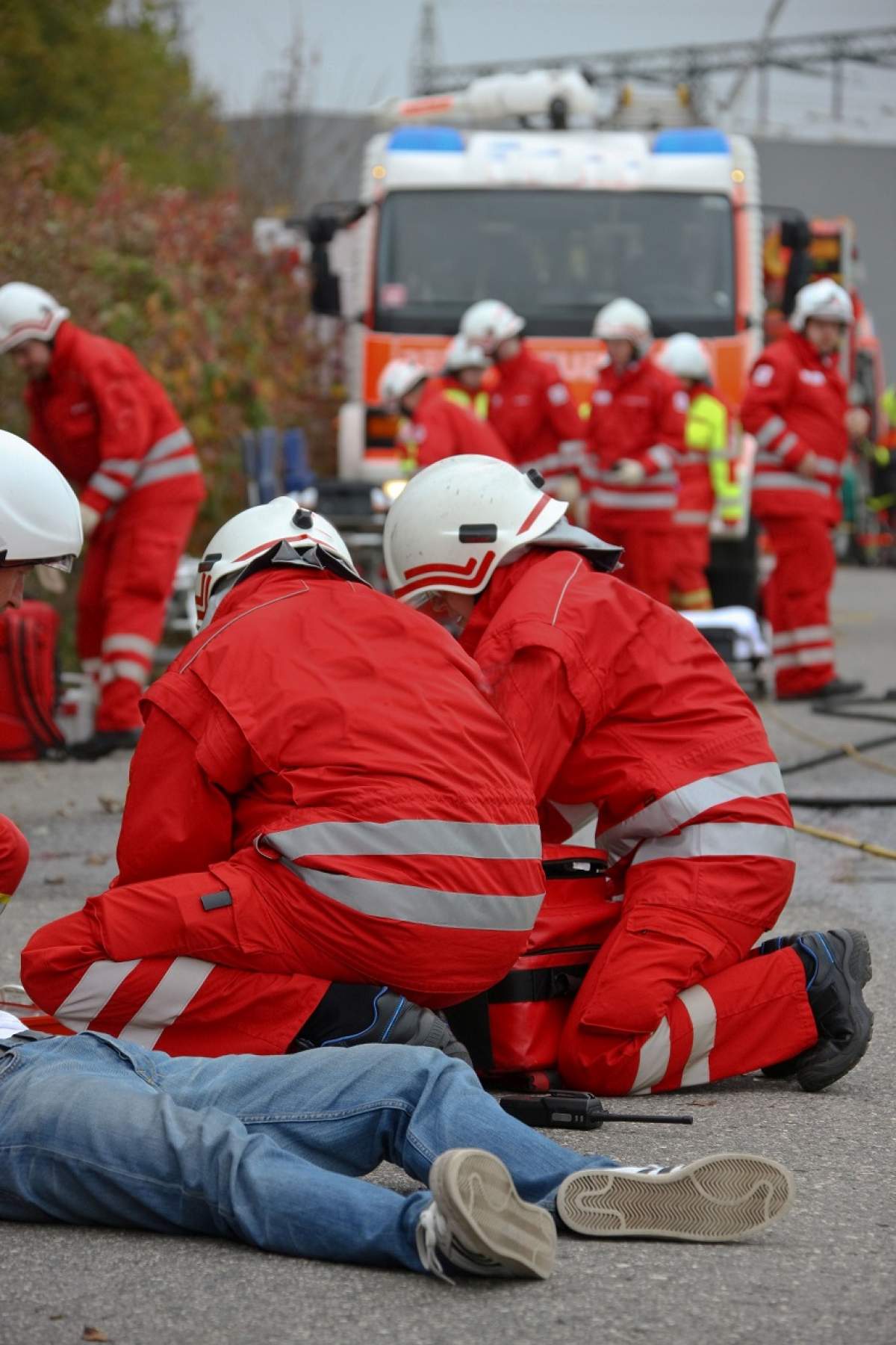 ACCIDENT TERIFIANT! Doi români au murit în Franţa, după ce mașina lor a intrat într-un copac