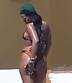 FOTO / După ce a pierdut lupta cu kilogramele, Rihanna a apărut într-o ţinută EXCENTRICĂ! A gafat sau a şocat?