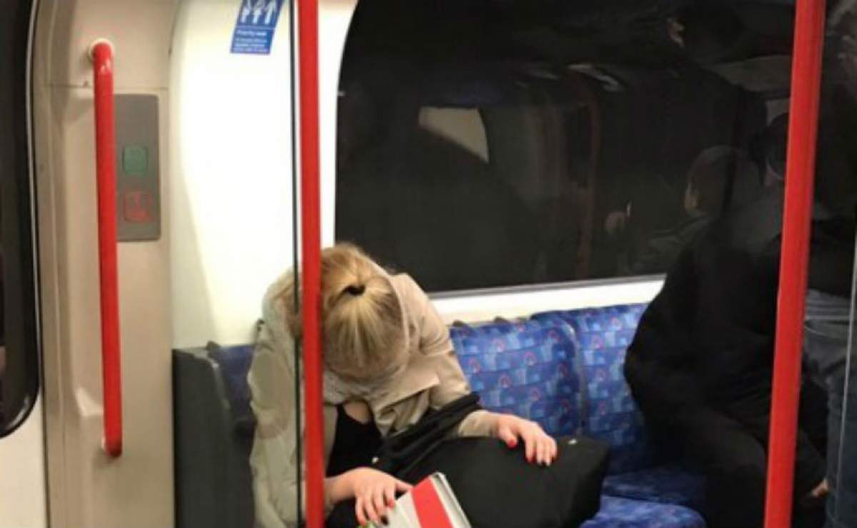 O femeie a adormit în tren, iar ceva tragi-comic i s-a întâmplat! Imaginea a devenit virală