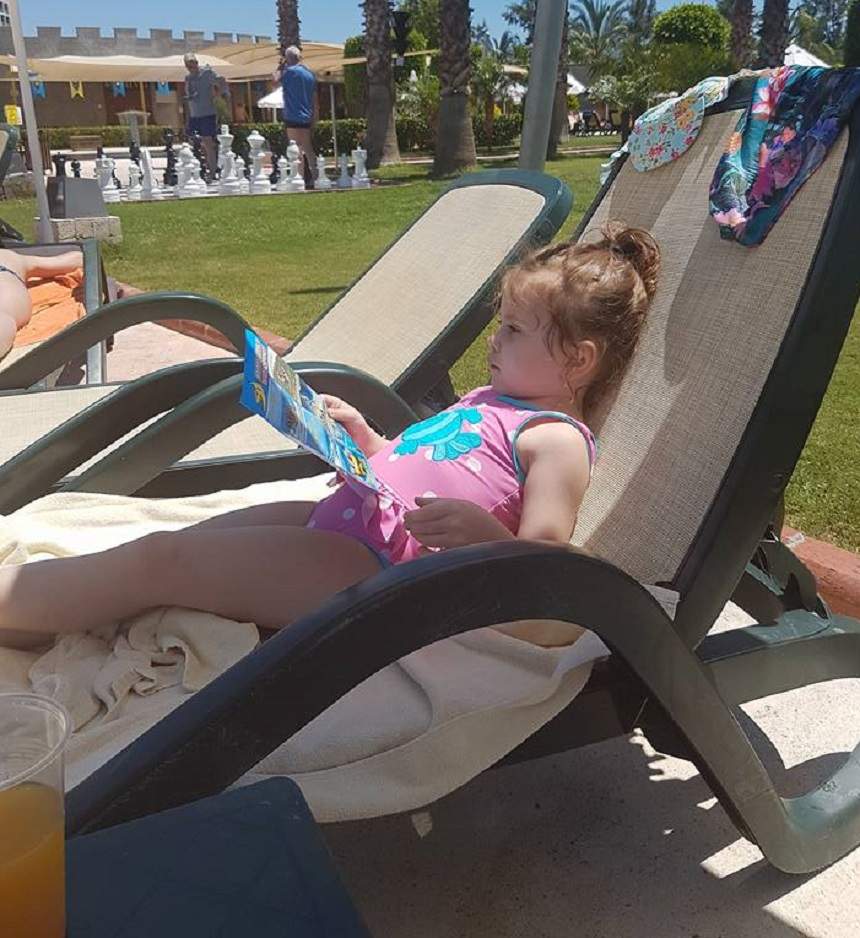 FOTO / Prima imagine cu Oana Roman în costum de baie din vacanţă! După ce a slăbit, a ales cele mai decoltate haine