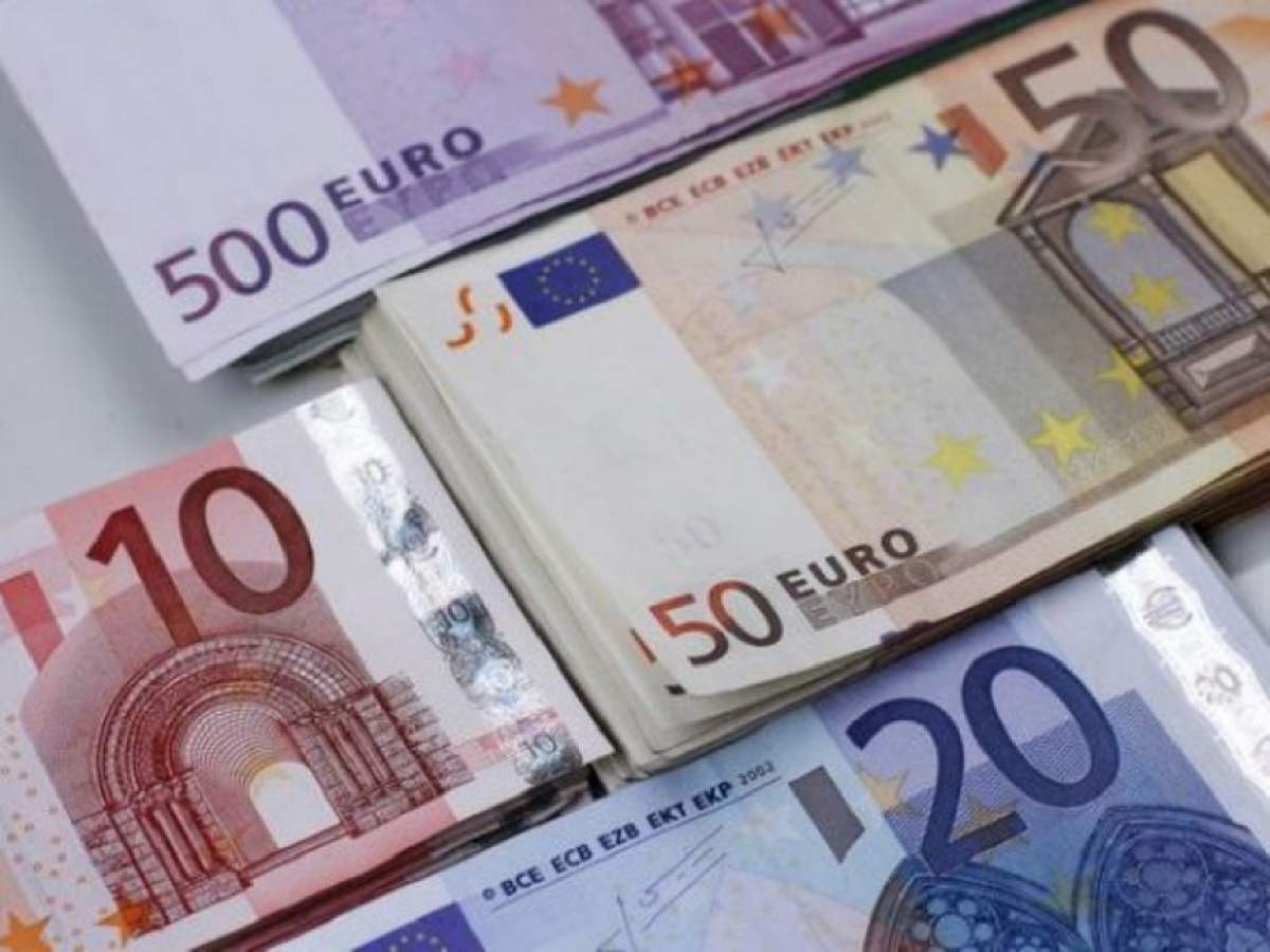 Un băieţel A RUPT ÎN BUCĂŢELE economiile familiei, de MII DE EURO! Micuţul a făcut FERFENIŢĂ bancnotele