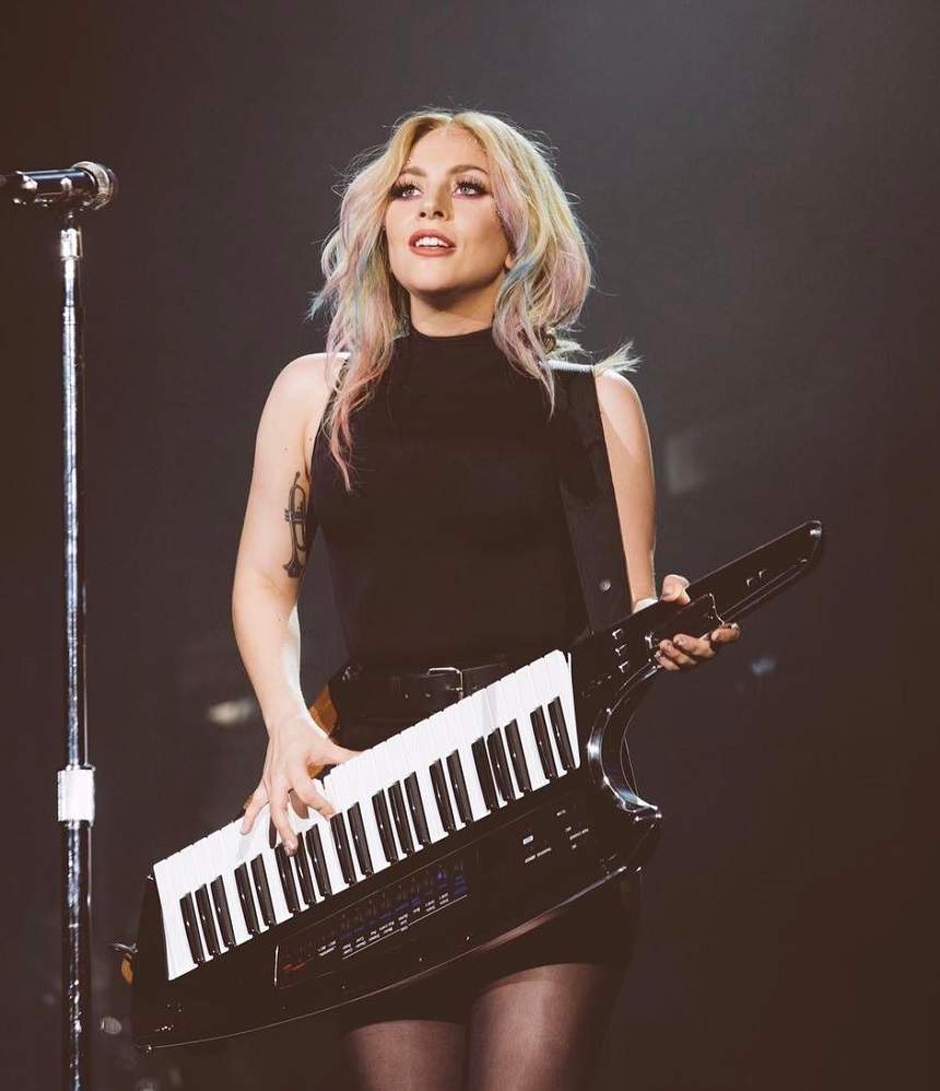 FOTO / Lady Gaga a pozat topless! Cântăreaţa face furori la 31 de ani