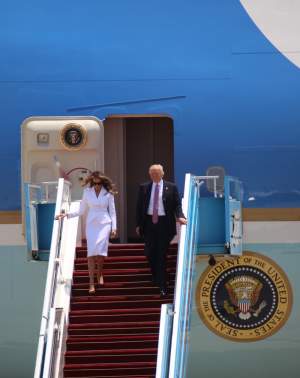 VIDEO / Melania Trump, gest necontrolat într-o vizită oficială! De ce a refuzat să-l ţină de mână pe preşedintele SUA