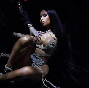 FOTO / Nicki Minaj, trasă de sânul gol de un bărbat: "Mă mulge". Ipostaza care a strâns aproape un milion de like-uri în nici o zi
