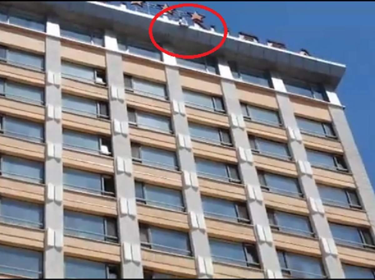 VIDEO / Un bărbat ameninţă că se aruncă de pe un hotel, în Iaşi!