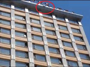 VIDEO / Un bărbat ameninţă că se aruncă de pe un hotel, în Iaşi!