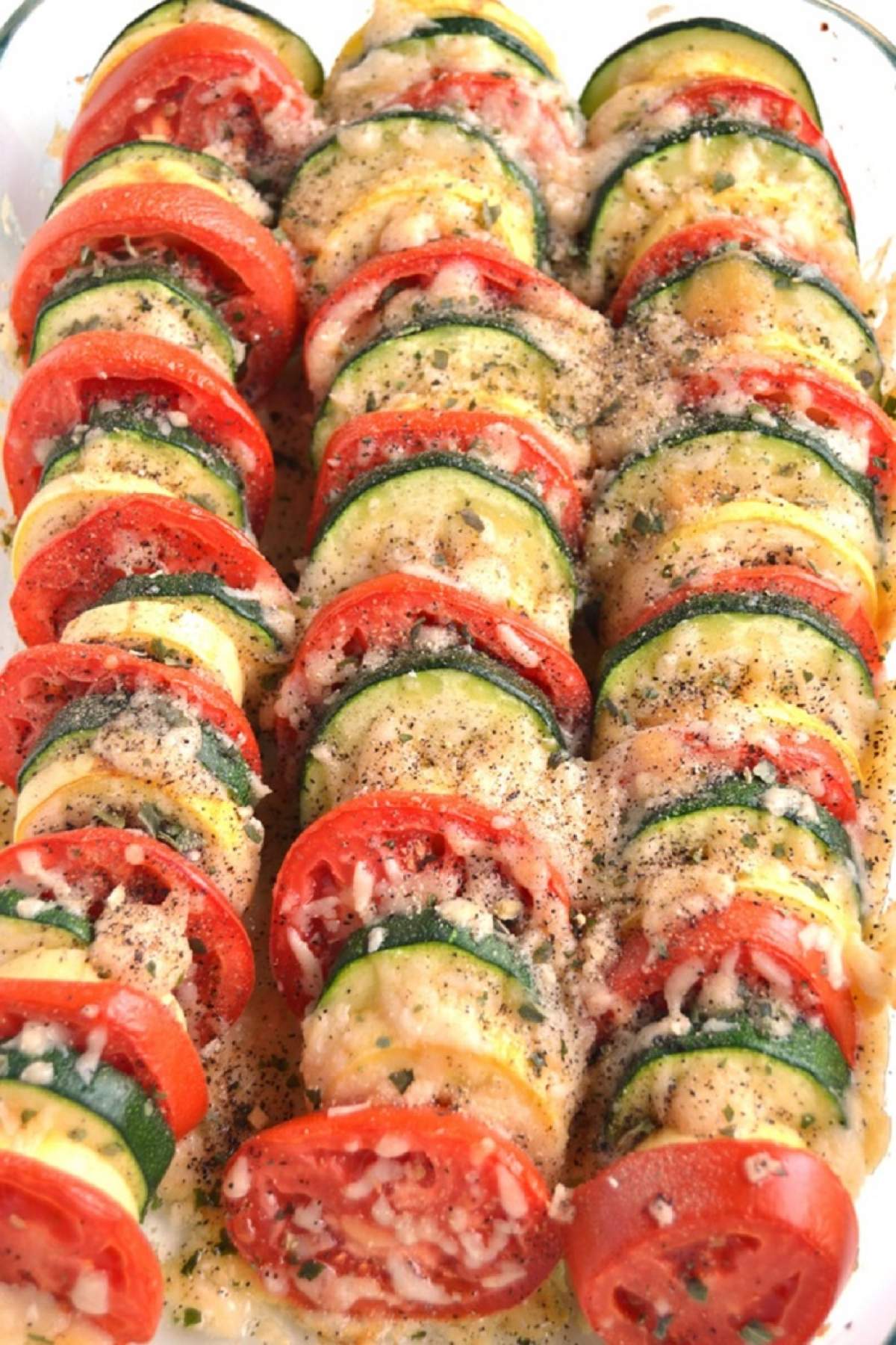 Reţeta care te ajută să ai silueta perfectă! Zucchini gratinat cu parmezan şi roşii