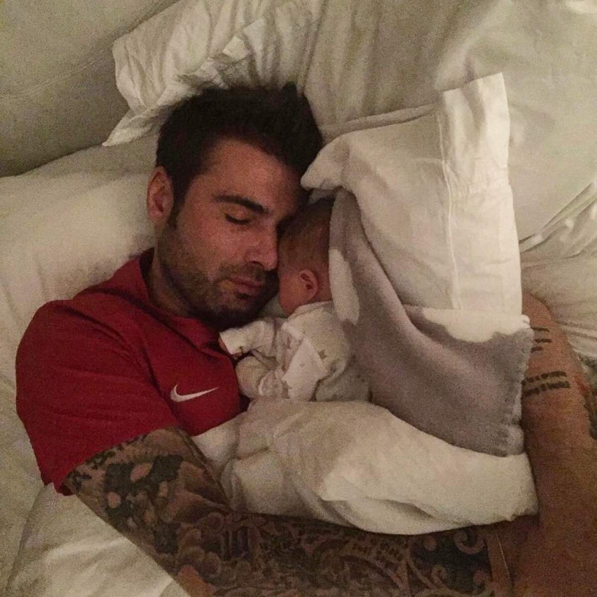 FOTO / Adrian Mutu şi fiul său se uită la meci ca băieţii! A dat serile la terase pentru unele emoţionante