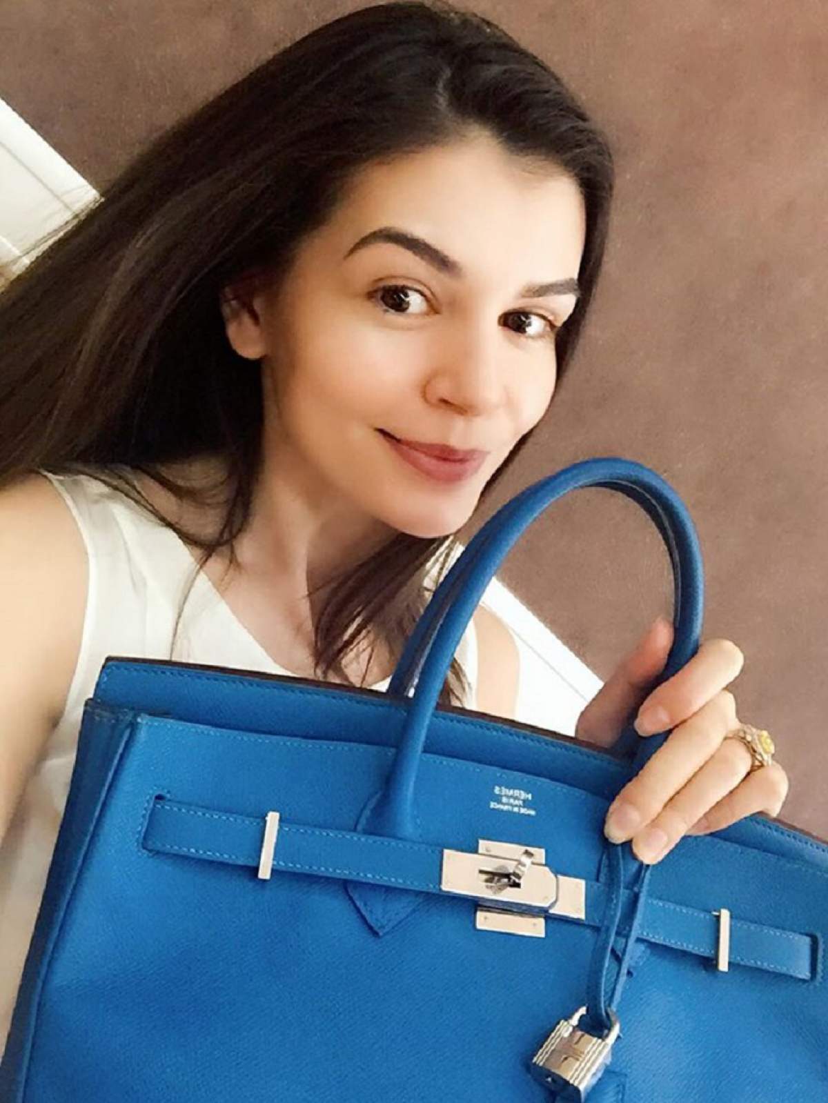 FOTO / Monica Gabor își cumpără gențile de brand de la second-hand! Vedeta nu-și mai permite luxul de altă dată?