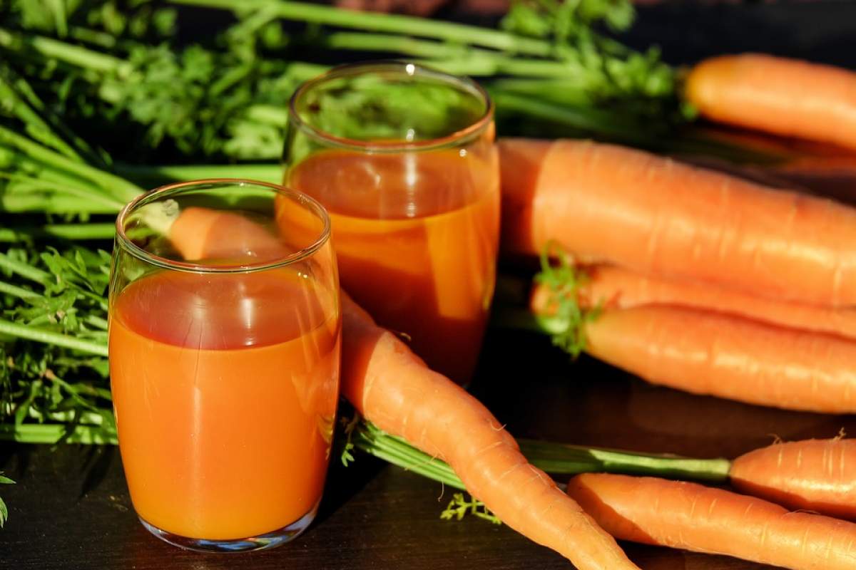ÎNTREBAREA ZILEI: De ce e bine să bei suc de morcovi? Efectele miraculoase pe care le are