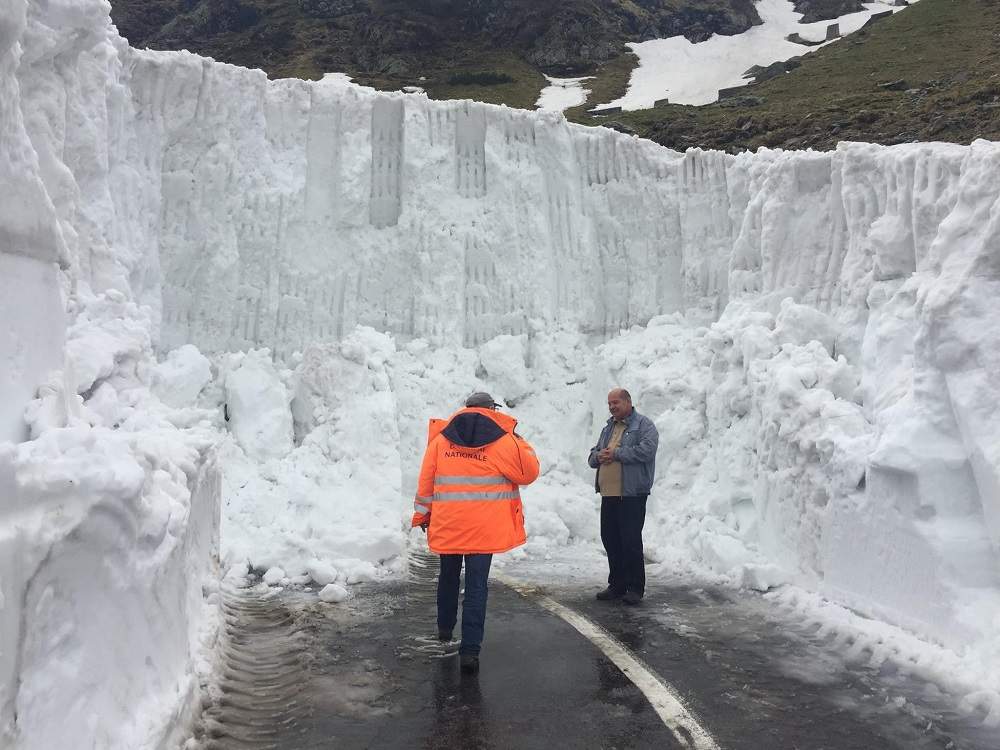 FOTO / Zăpadă de 5 metri în România la începutul verii! Autoritățile se luptă cu nămeții