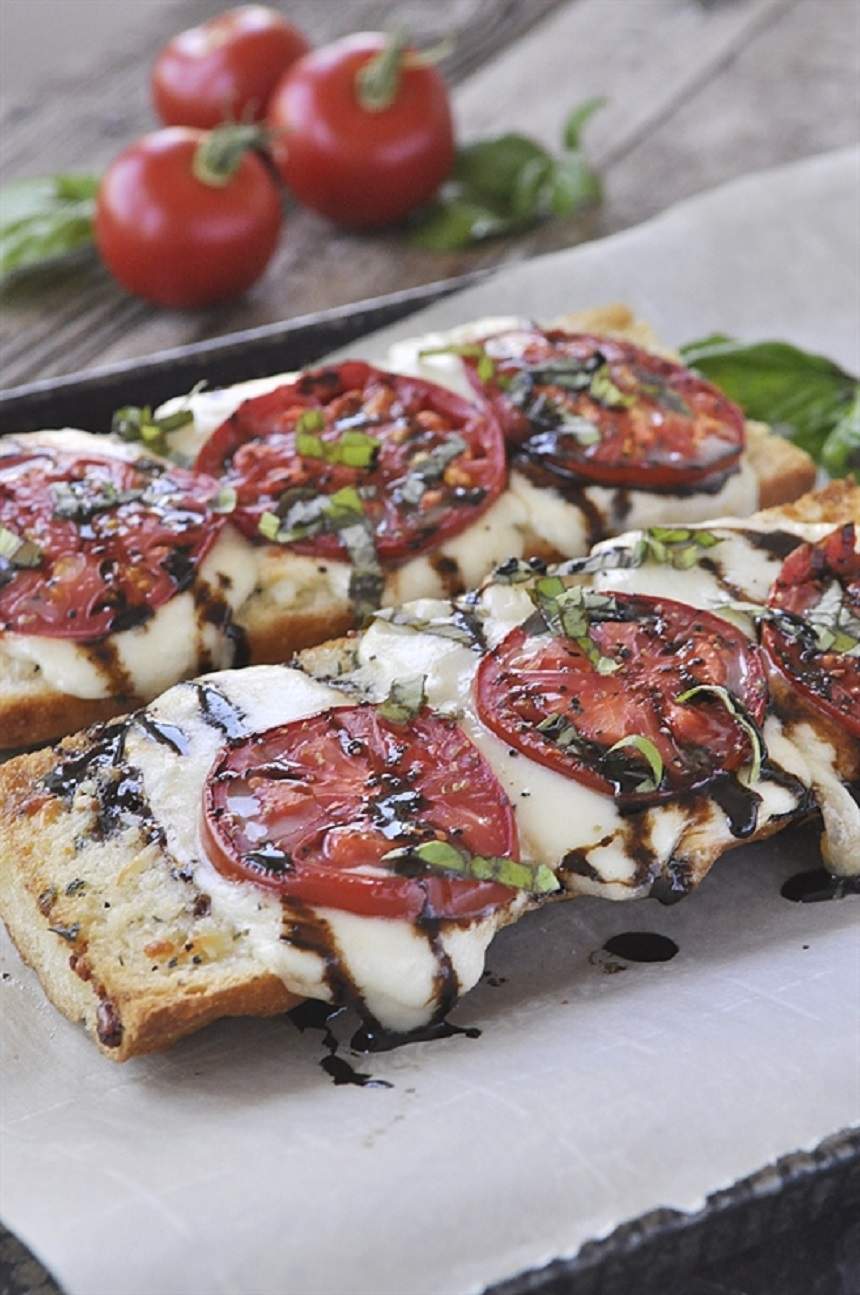 Îţi plouă în gură! Bruschete cu mozzarella şi usturoi