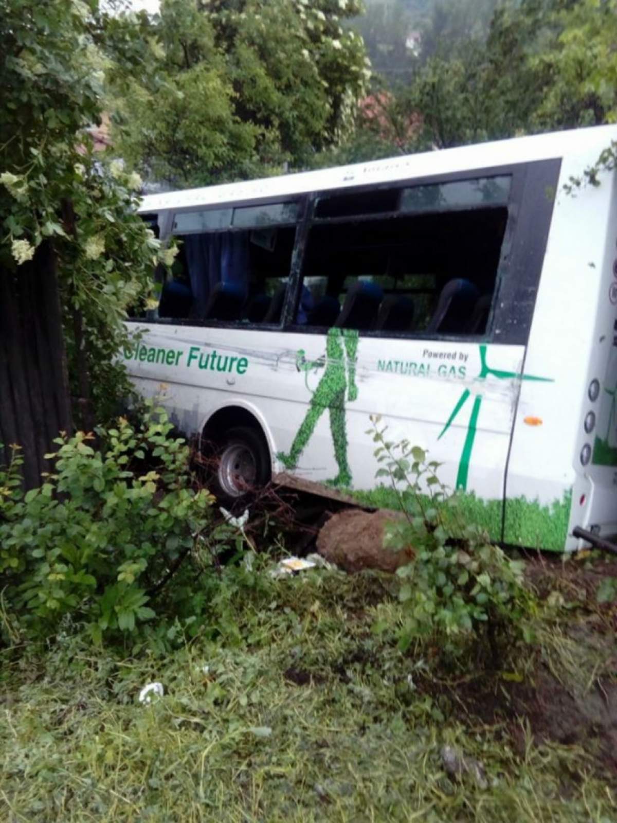 FOTO / Accident teribil! Un autocar s-a izbit violent de un tir, iar în urma impactului s-a prăbuşit peste o casă