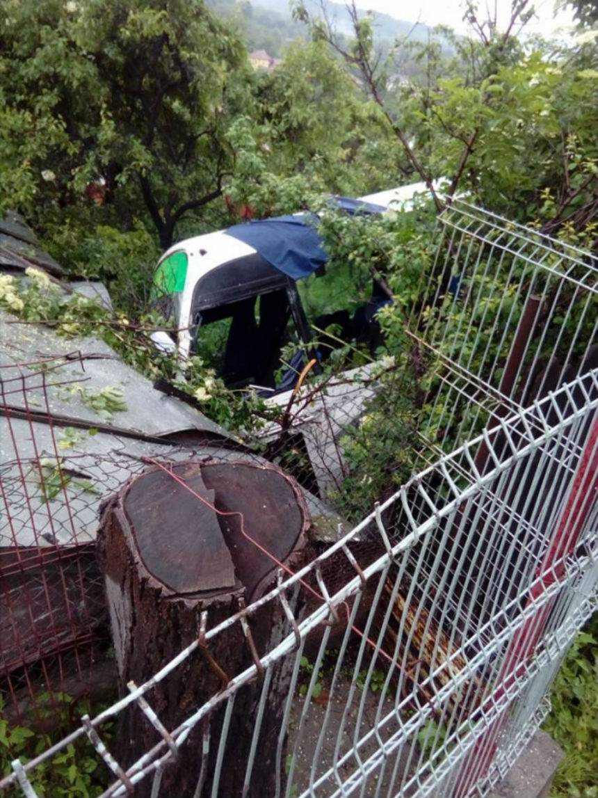 FOTO / Accident teribil! Un autocar s-a izbit violent de un tir, iar în urma impactului s-a prăbuşit peste o casă