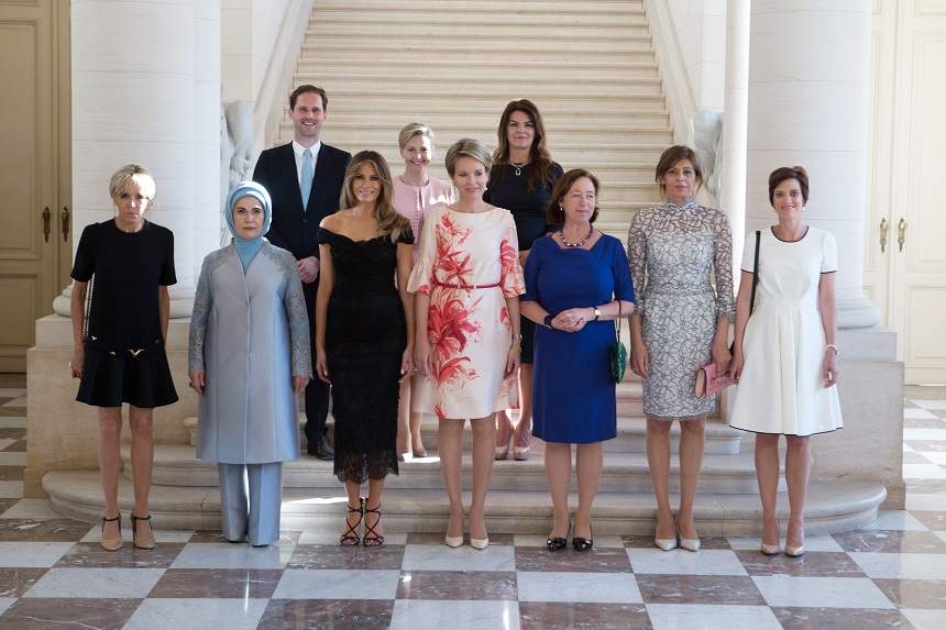 FOTO / Prima Doamnă a Franţei a dat chix la prima întâlnire importantă! Gafa făcută de Brigitte Macron