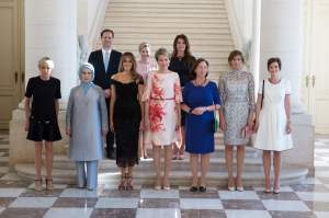 FOTO / Prima Doamnă a Franţei a dat chix la prima întâlnire importantă! Gafa făcută de Brigitte Macron