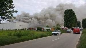 FOTO&VIDEO / Incendiu de proporţii în apropierea Capitalei! Un depozit a fost cuprins de flăcări