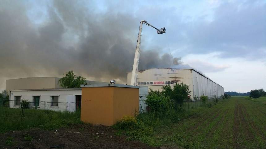 FOTO&VIDEO / Incendiu de proporţii în apropierea Capitalei! Un depozit a fost cuprins de flăcări