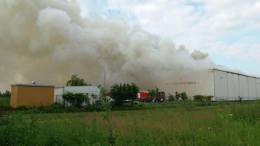 FOTO&VIDEO / Incendiu de proporţii în apropierea Capitalei! Un depozit a fost cuprins de flăcări