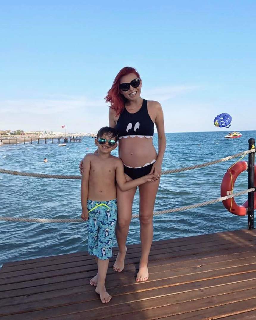 FOTO / Graviduţa Elena Gheorghe, apariţie de SENZAŢIE în costum de baie! I se vede perfect SARCINA