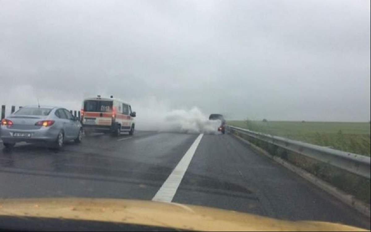 O maşină a luat foc pe A2! Din cauza fumului s-a produs un alt accident