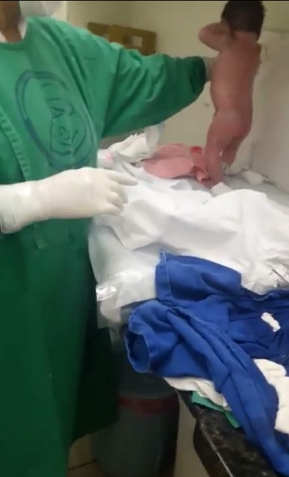VIDEO / Caz incredibil! La câteva minute după ce s-a născut, un bebeluş a început să meargă